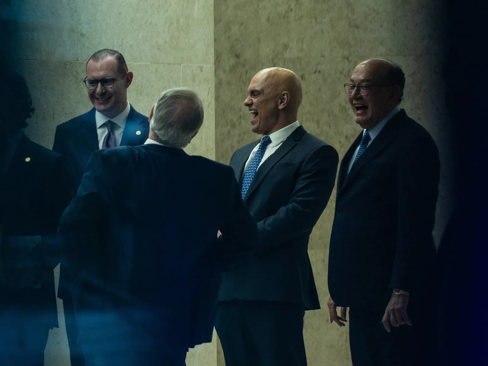 Ministros do Supremo Tribunal Federal rindo em um corredor do tribunal