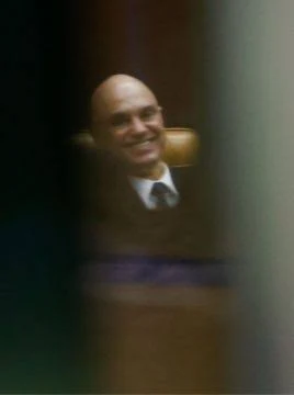 Alexandre de Moraes sorrindo em sessão do STF